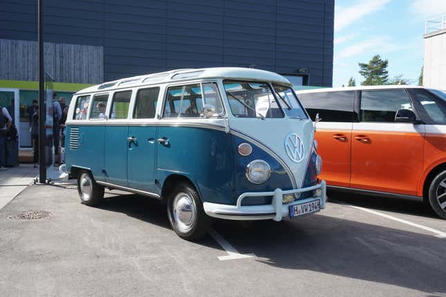 Gambar untuk artikel berjudul The VW ID Buzz Is Microbus Nostalgia Done Right